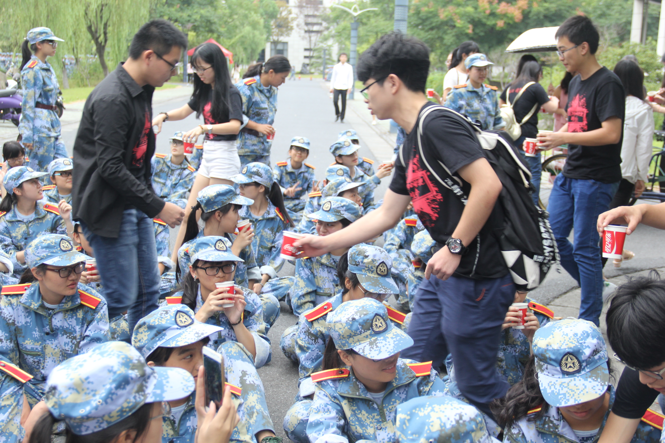 分发绿豆汤1.JPG 分发绿豆汤1.JPG