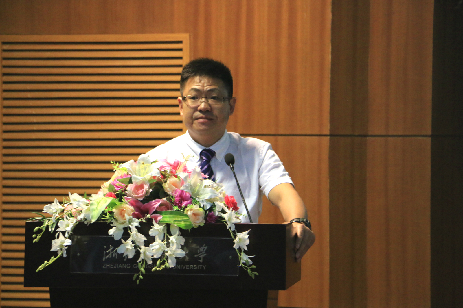 院长易开刚教授做总结发言.JPG 院长易开刚教授做总结发言.JPG