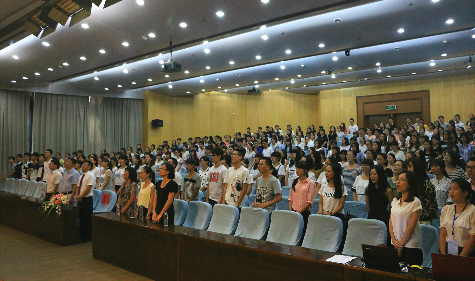 齐唱校歌.JPG 齐唱校歌.JPG